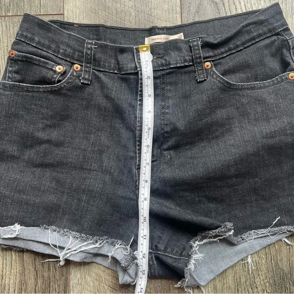 Levi’s Original High Rise Faded Black Cut Off Jean Shorts Size 32 Raw Hem Denim - Image 13