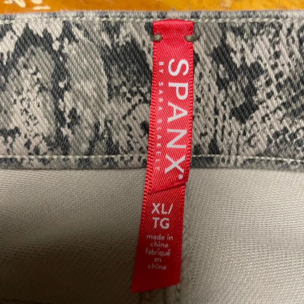 SPANX Visit the SPANX Store
Spanx Jean-ish Ankle Leggings Taupe Snakeskin sz XL - Image 8