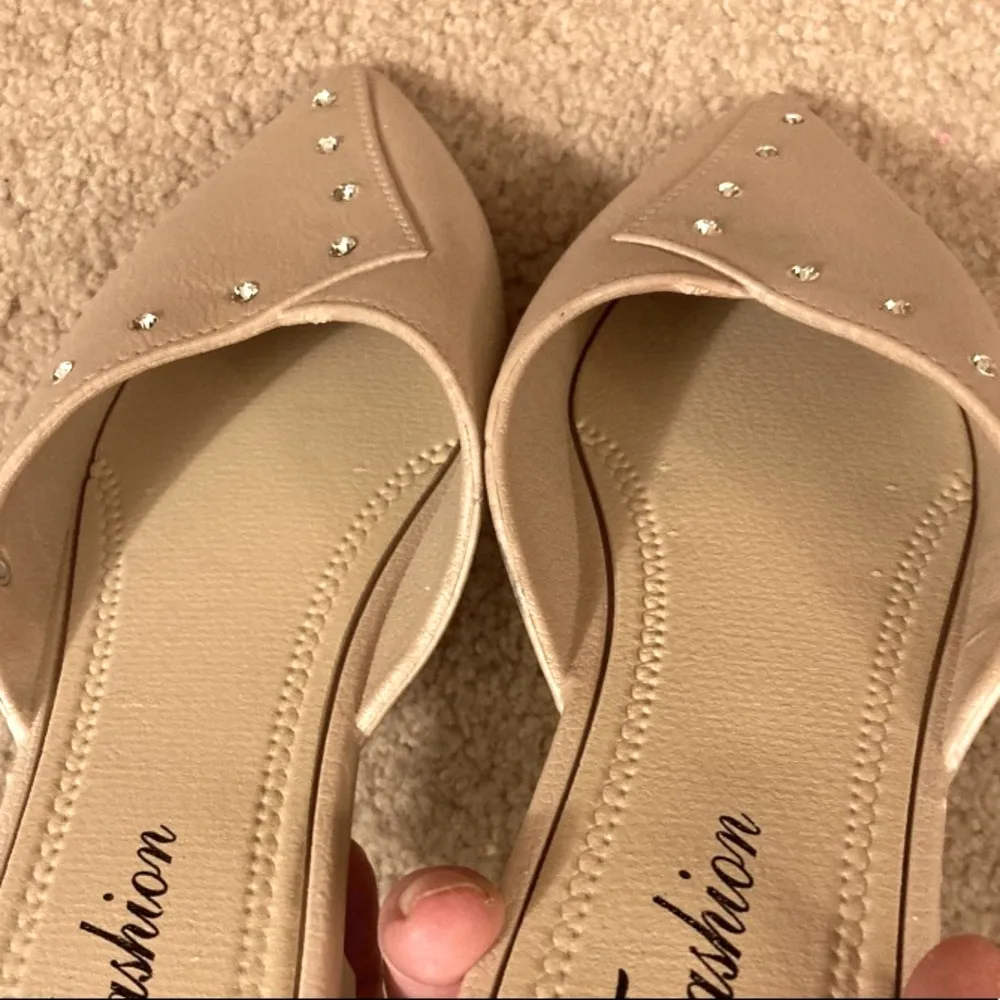 New Women's Pointed Toe Beige Flats. Size 7.5 - Image 8