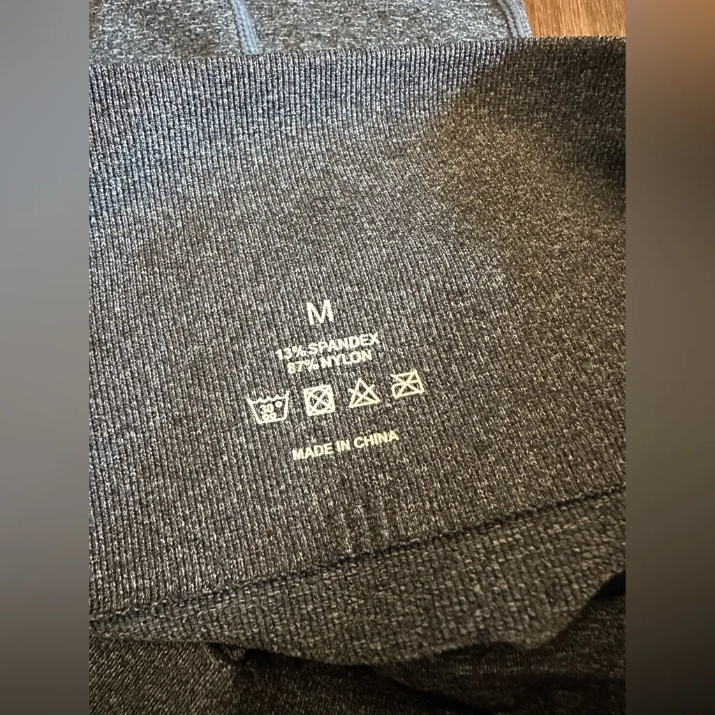 NVGTN charcoal grey seamless leggings 25” size medium like new - Image 3