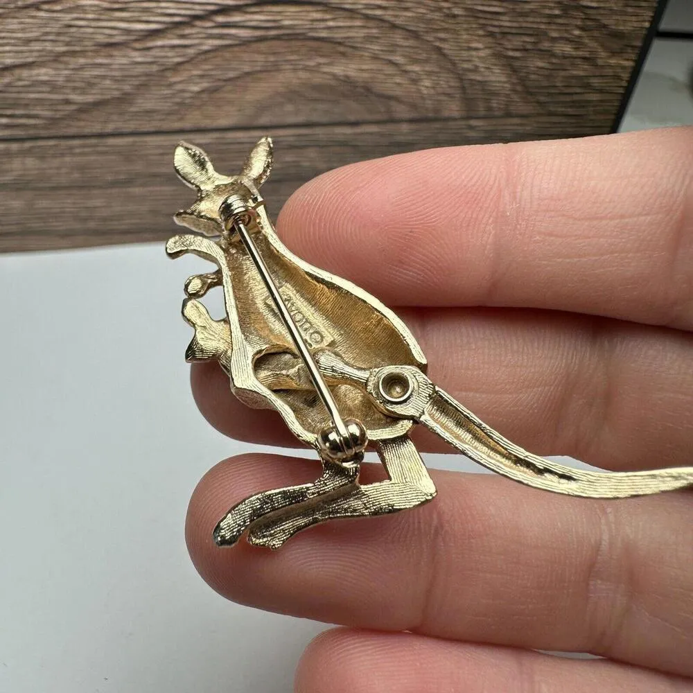 Avon Kangaroo Mom With Baby Pin Gold Tone Brown Rhinestone Eyes - Image 6