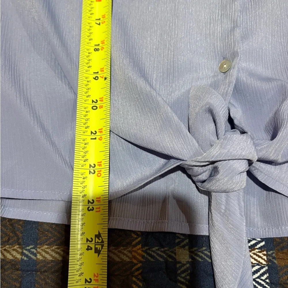 Nine West women’s size medium blue textured top button up, V-neck, tie knot NWT - Image 5