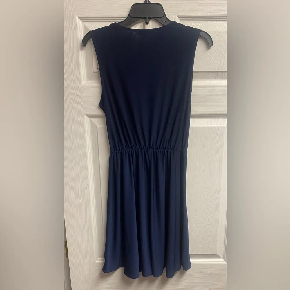Annalee + Hope Navy Sleeveless Wrap Dress Size Medium. - Image 4