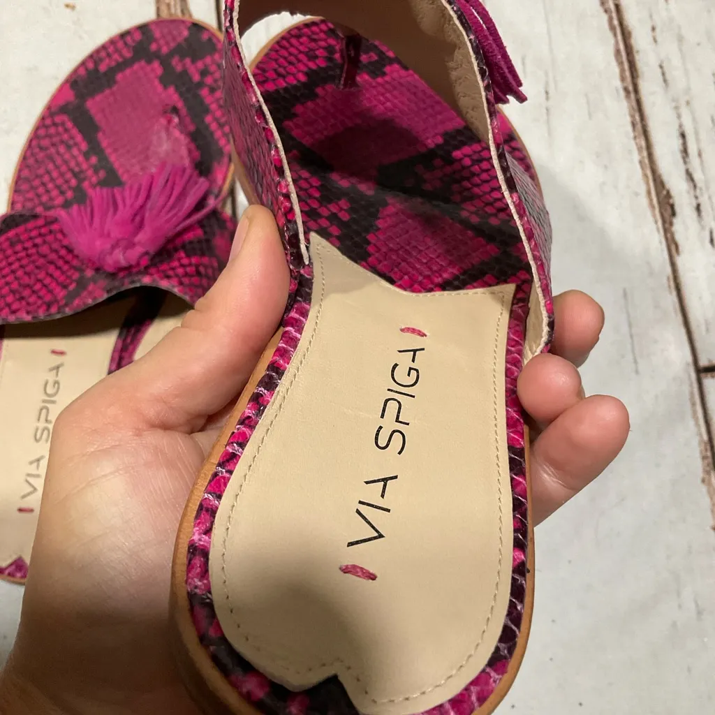NWOT VIA SPIGA PINK BLACK FAUX SNAKESKIN SUEDE TASSEL TERRIN SANDALS Size 8 - Image 5