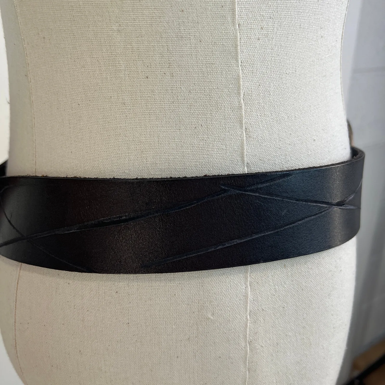 Red Monkey Brown Leather Belt Metal Circle Statement Buckle - Image 5