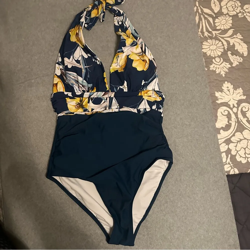 NWT CUPSHE V Neck One Piece Swimsuit Halter Tummy Control Yellow Floral size M - Image 3