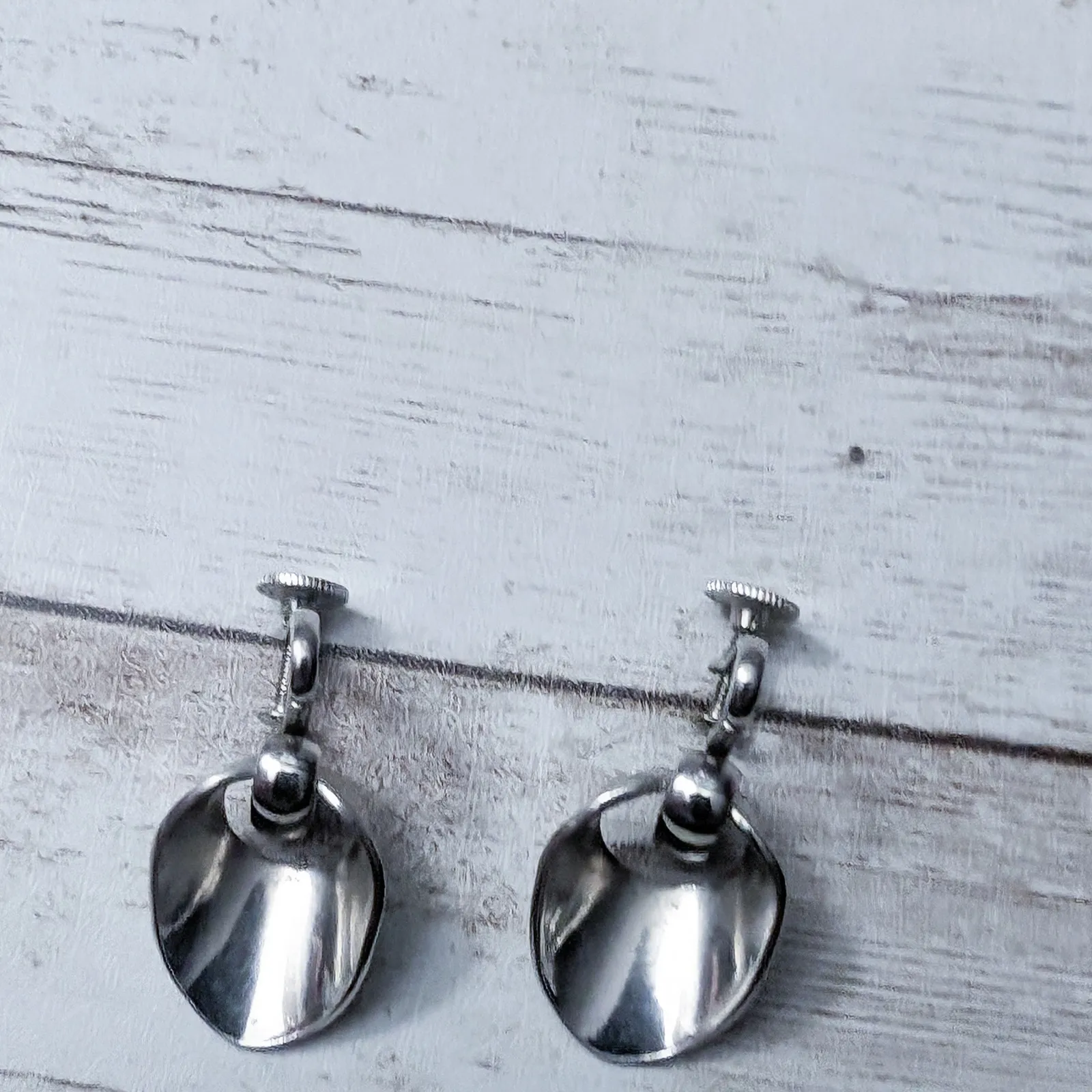 Vintage Screw Back Earrings Stamped Silver Tone with Line Detail - Image 5