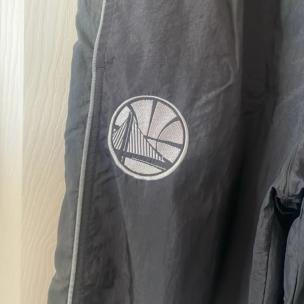 Nike Tailgate Pants NBA Golden State Warriors Water Resist Woman’s size small - Image 2