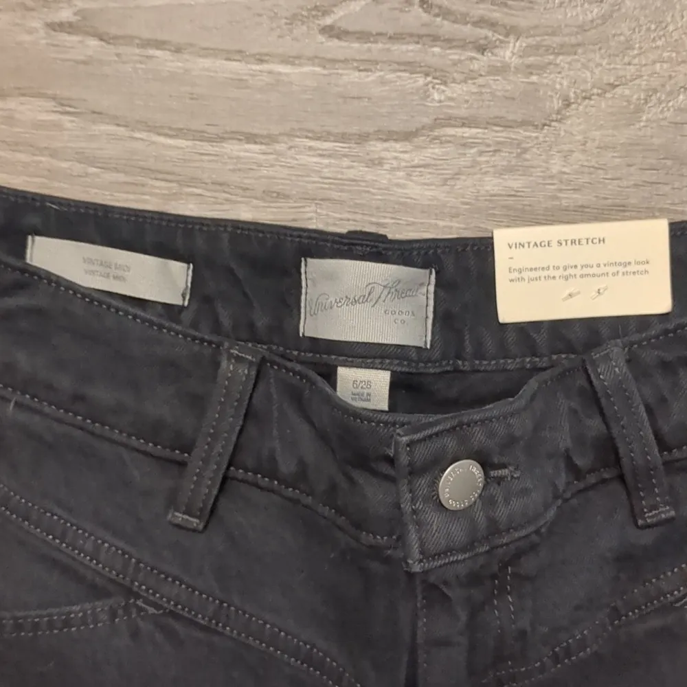 Universal threads vintage midi jean shorts size 6/28 - Image 2