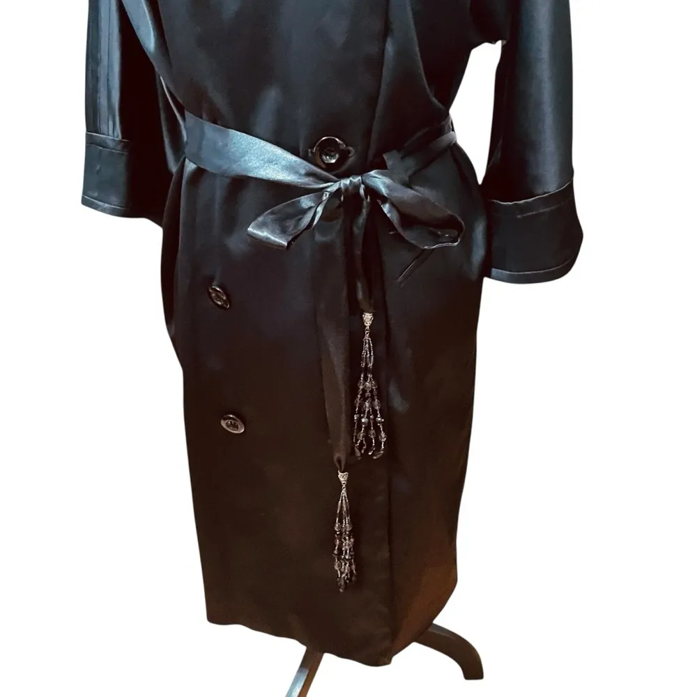 Kenneth Cole Reaction Black Satin Belted Trench Coat w/ Beaded Tassel Tie Sz. 10 - Image 6