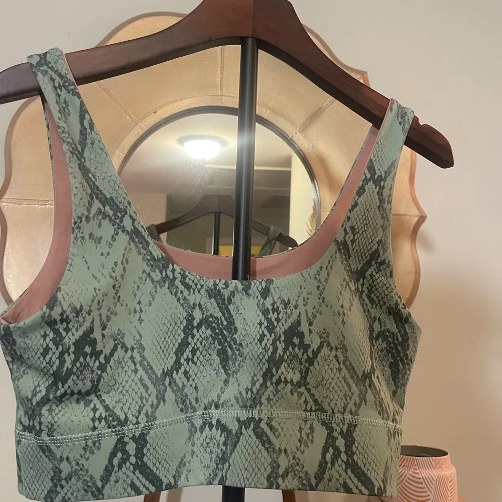 Women’s Fabletics Harlyn Midi Medium Impact Sports Bra Reversible Grn Snake/Pink - Image 7