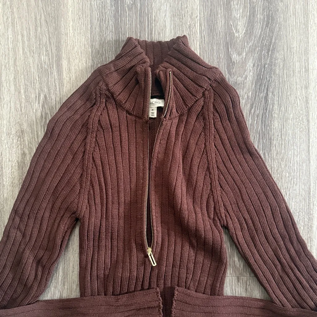 PILCRO Brown Quarter - Image 3