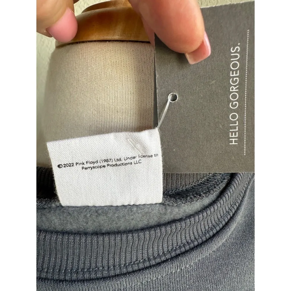 NWT Pink Floyd Dark Side Of The Moon Women's Gray Cropped Sweatshirt Size M - Image 9