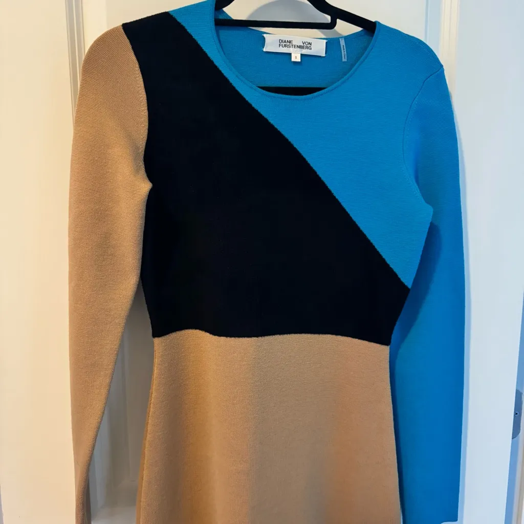 DIANE VON FURSTENBERG Colorblock Blue, Tan, White, Black Midi Sweater Dress | S - Image 2