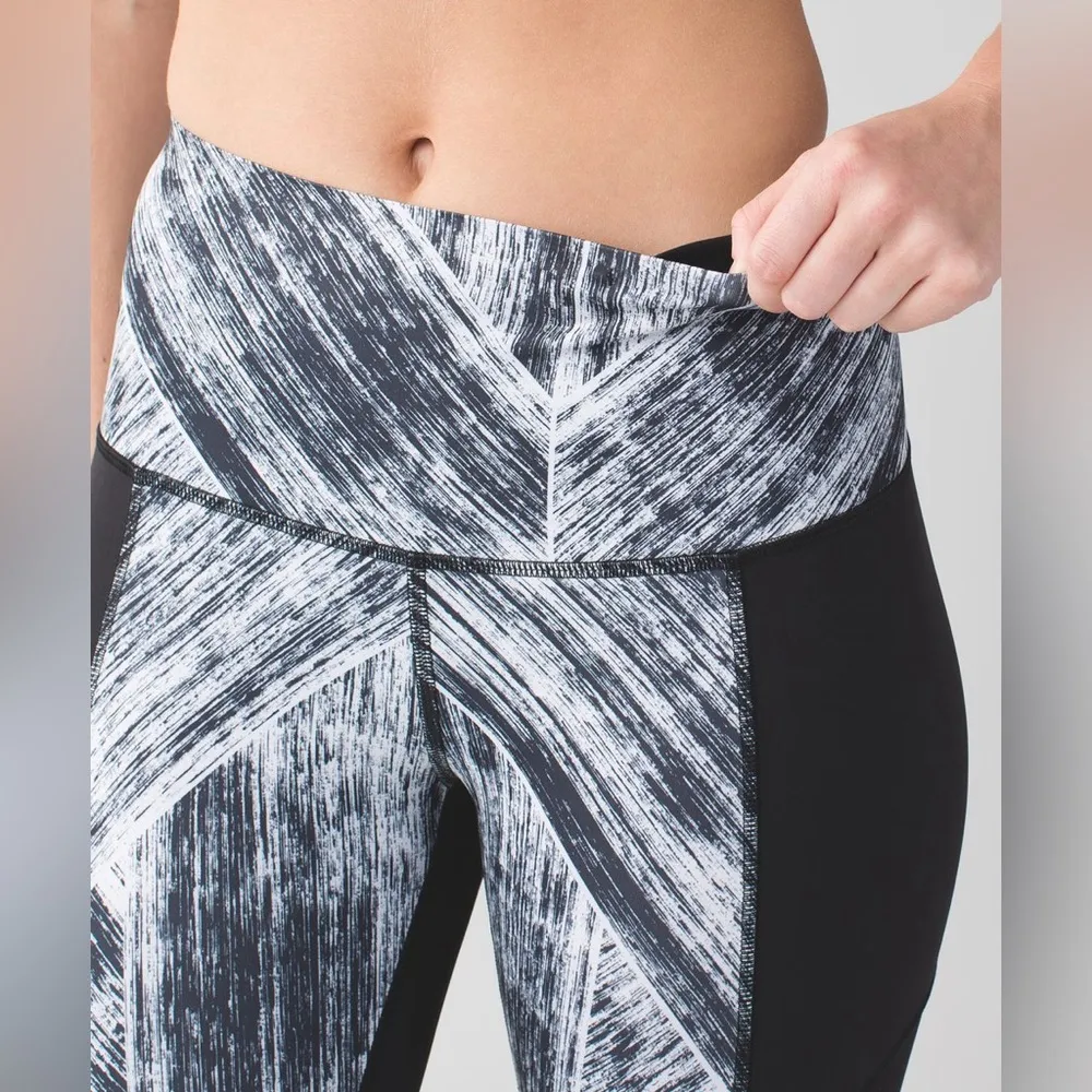 Lululemon Hot To Street Crop Leggings
Heat Wave White Black / Black - Image 2