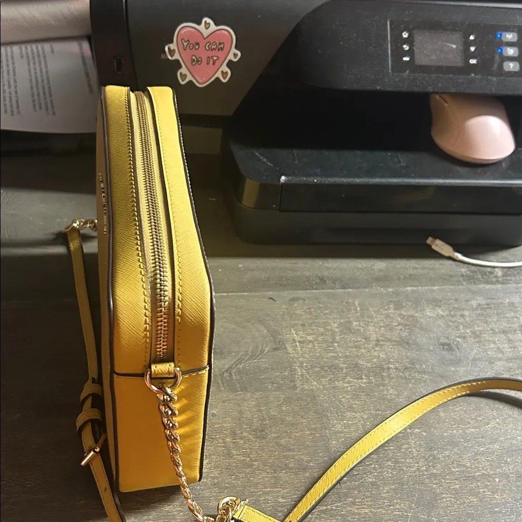 Michael Kors Jet Set large Saffiano leather crossbody bag in Sunflower - Image 3