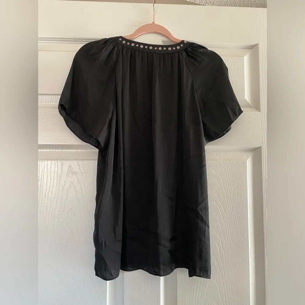 Vince Camuto Stud Trimmed Hammered Satin Blouse Size Small - Image 7