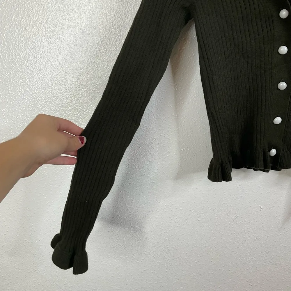 Commense NWT Ruffle Trim Dark Green Ribbed Cardigan Size Small - Image 4