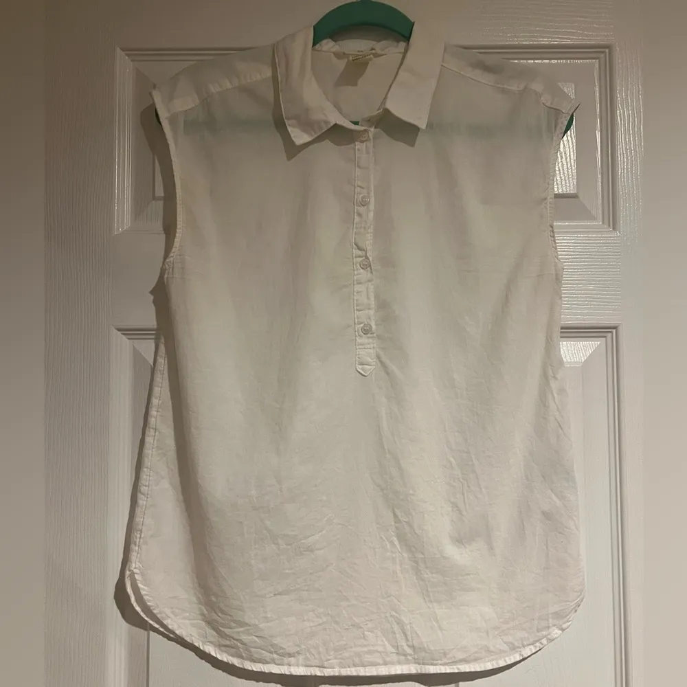 H & M White Collar 5 Button Sown V Neckline‎ Cotton Blouse Women’s Size 4 - Image 3