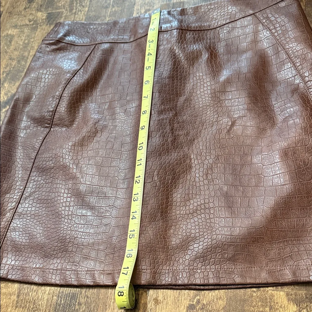 LOVERICHE Brown Faux Leather Croc Embossed Mini Skirt Size Large - Image 8