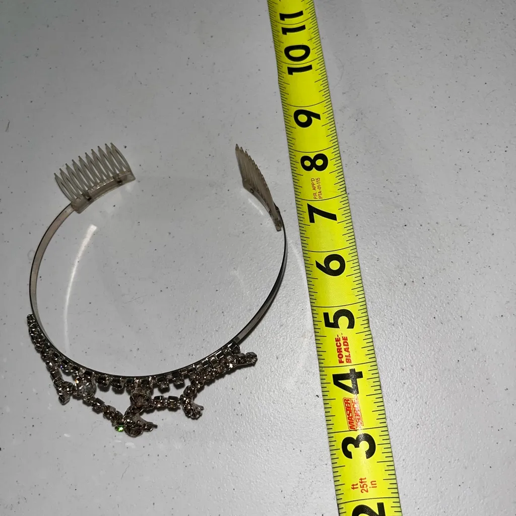 💙 Sparkling Rhinestone Tiara - Image 4