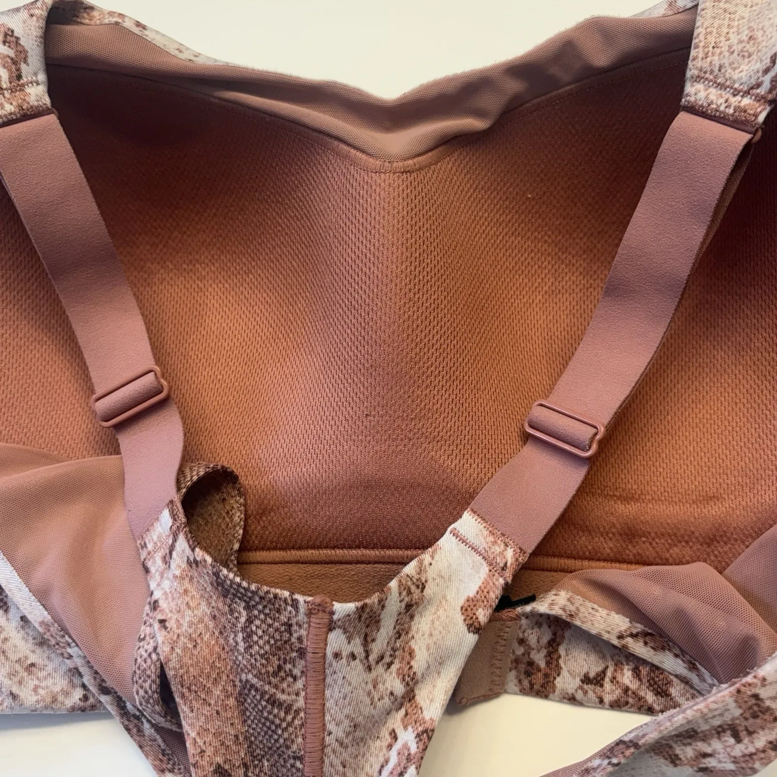 Victorias Secret Sweat On Point Incredible Sports Bra 34DD Max Support Snakeskin - Image 6