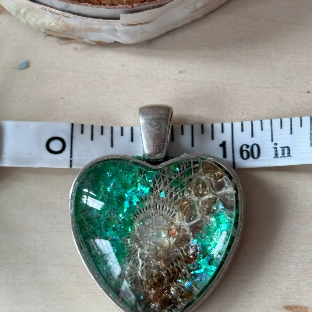 Elegant Silver Heart Necklace with Green Highlights - Image 5