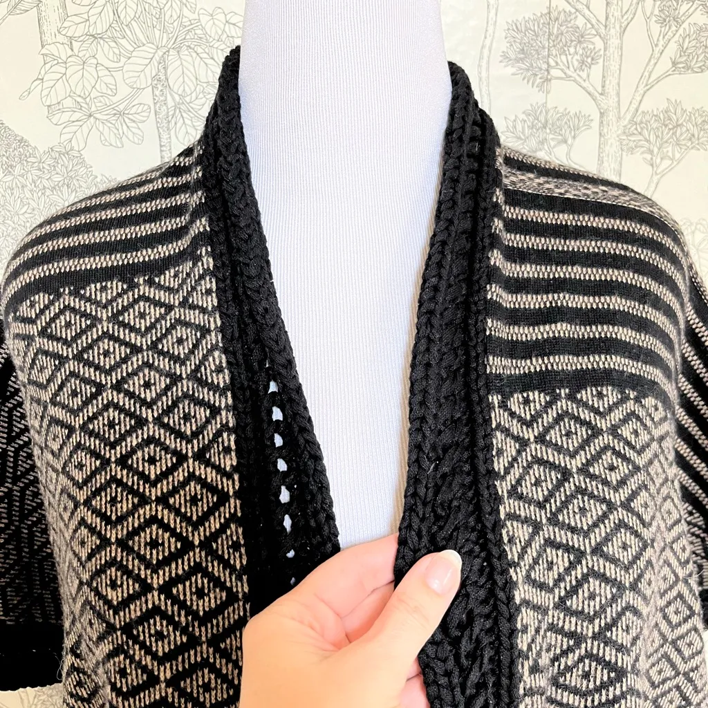 Anthro Boucle Weave Cardi Poncho Cape OS Artisan Scandi Artsy Angel of the North Black Size undefined - Image 4
