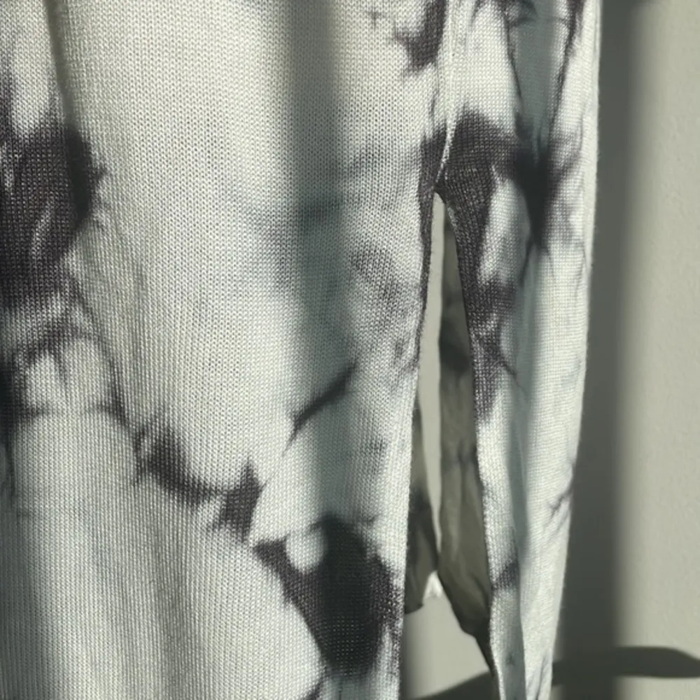 Sweet Romeo  Light Weight Tie Dye shredded cardigan White Black Sweater Medium - Image 5