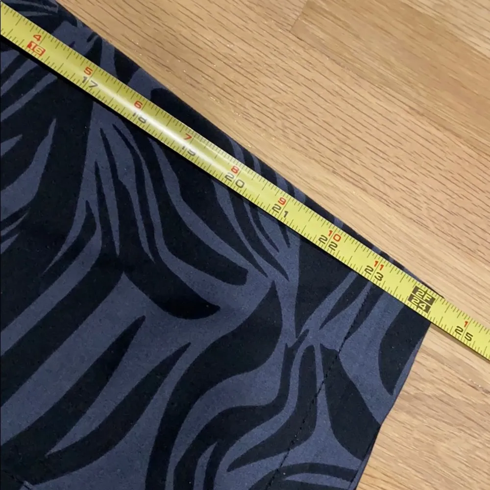 Vintage H&M High-Waisted Pencil Skirt with Button Front, Sz 6 Black Light purple - Image 8