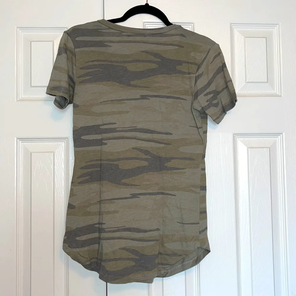 Z Supply Camo V-neck tee {XS} - Image 3