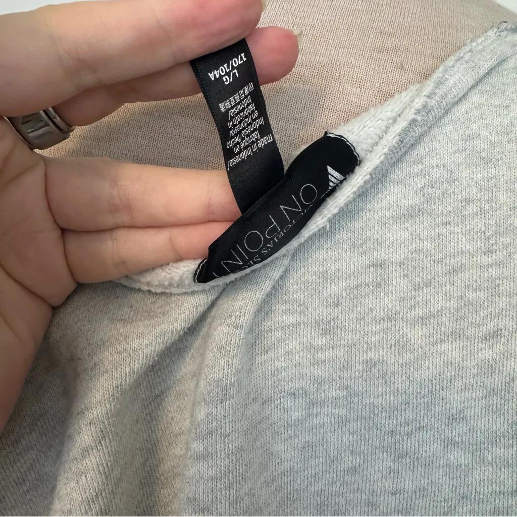 Victoria’s Secret On Point Collection Cropped off shoulder gray sweatshirt Large - Image 4