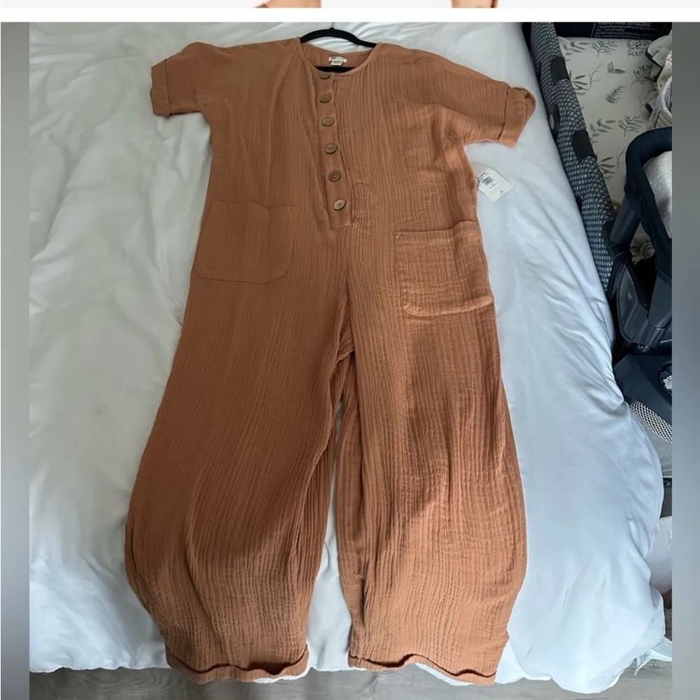 • Billabong • NWOT Women’s Neutral Jumpsuit. Size small - Image 3