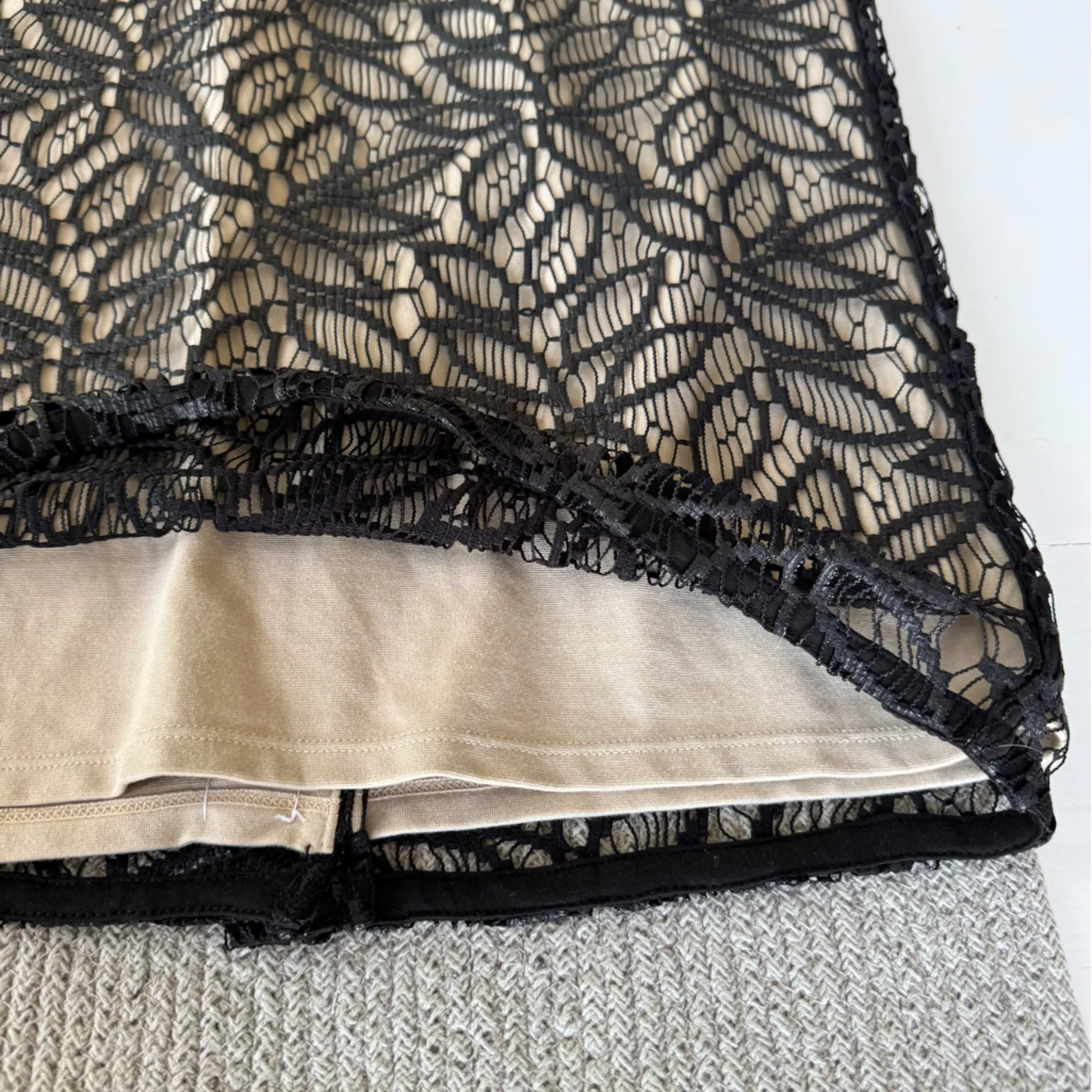 Ann Taylor Black Nude Lace Overlay Stretch Pencil Skirt Size 6 - Image 10