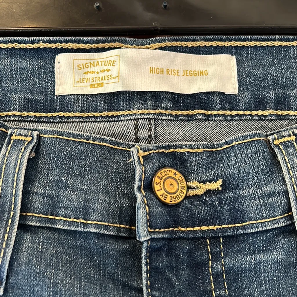 Signature Levi Strass high rise jegging skinny distressed jeans - Image 6