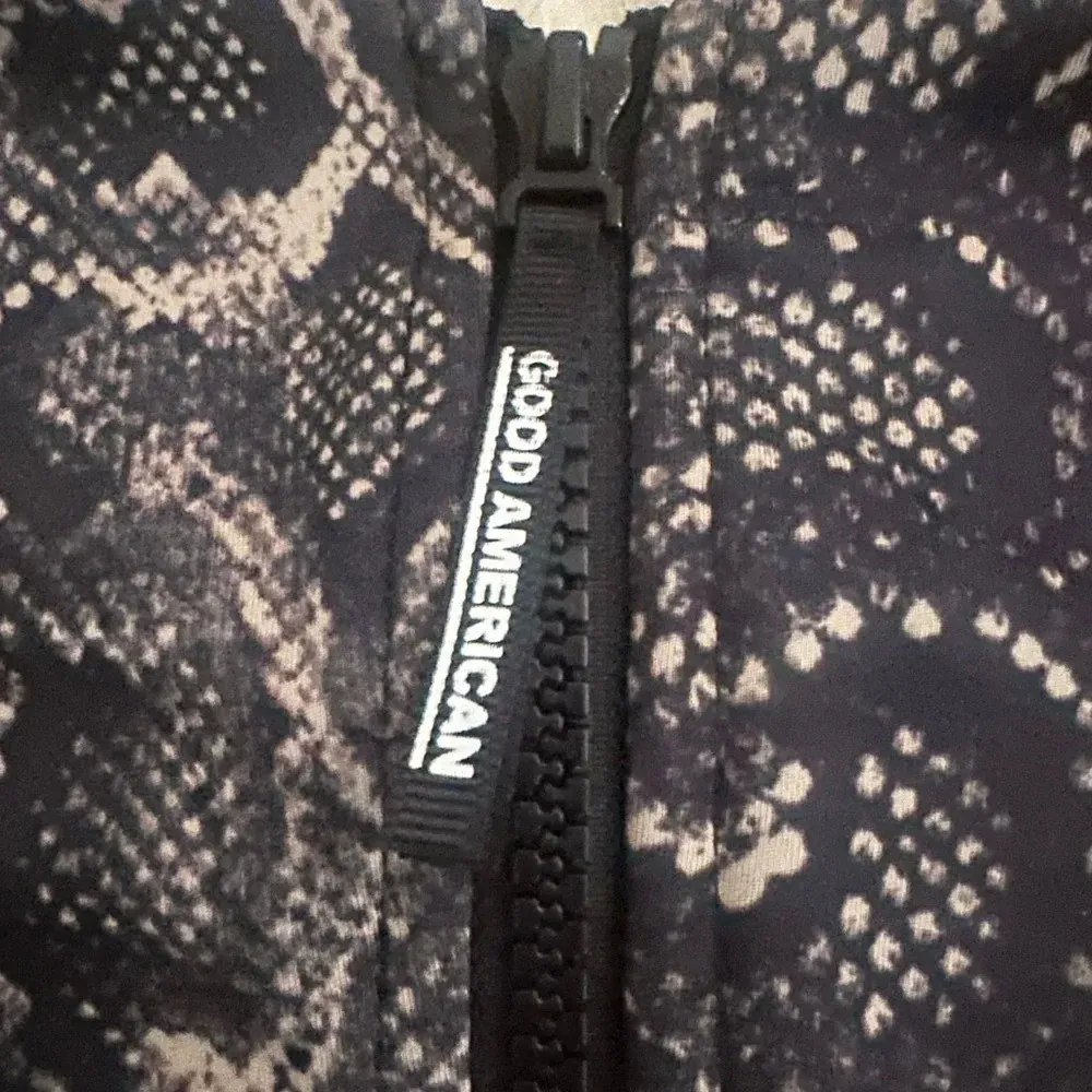 Good American Snake Print Sports Bra - Image 4