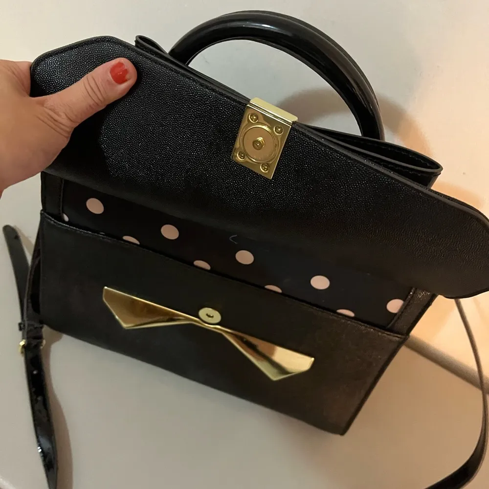 Cute black crossbody bag with gold detail - Image 2