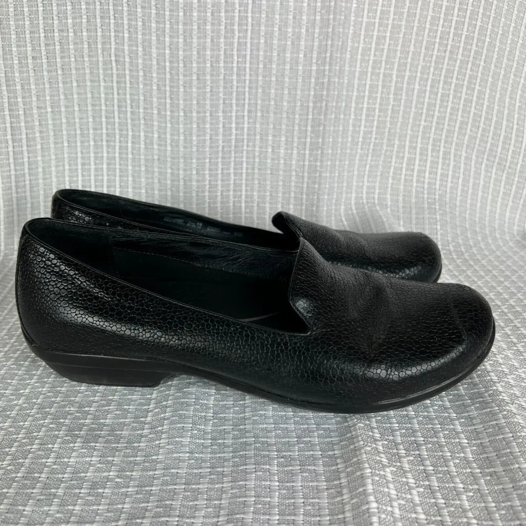 Dansko 40 Loafer Shoes Womens 9.5-10 Olivia Black Leather Slip On Wedge Embossed - Image 2