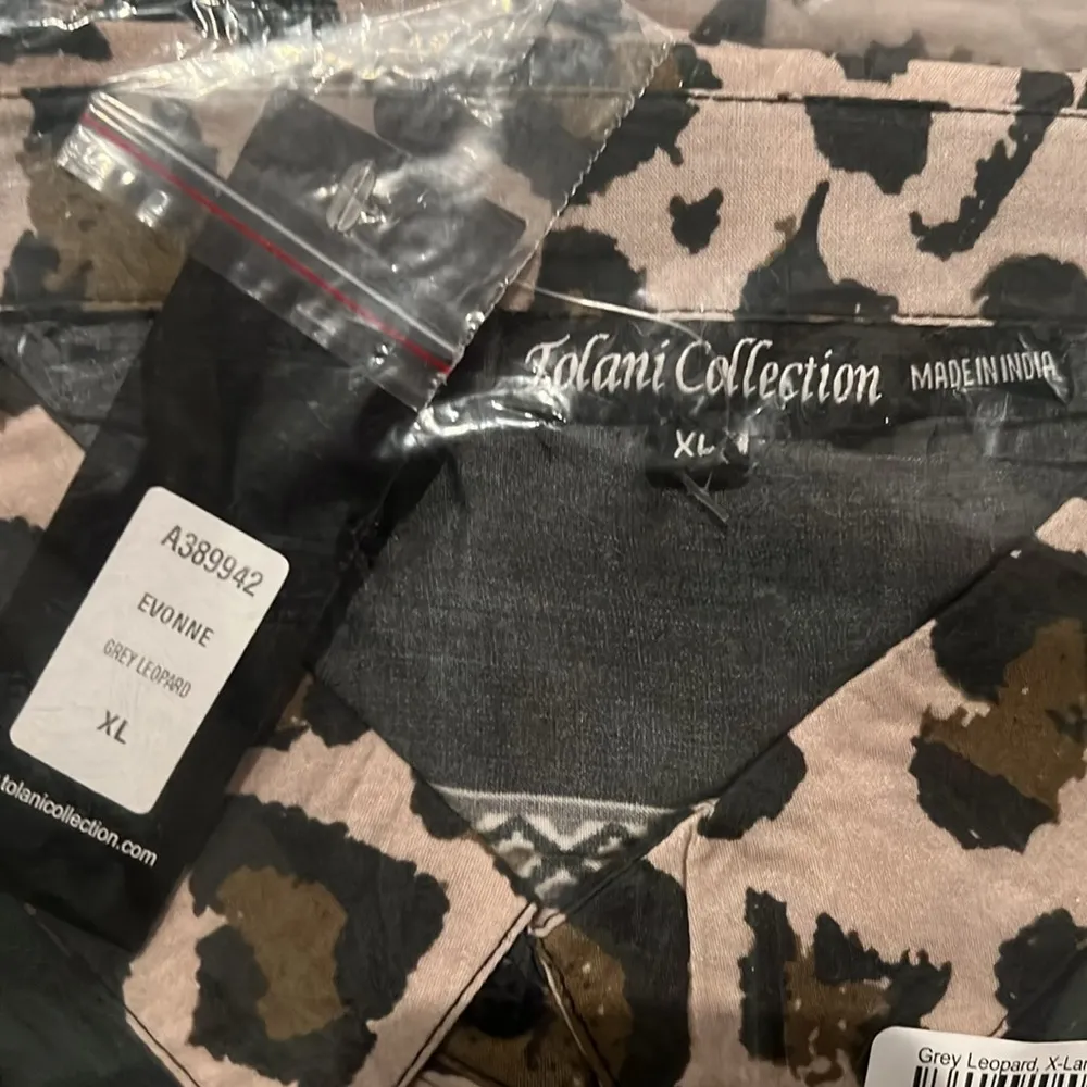 Tolani Collection Button Front Shirt in Grey Leopard Print, Size XL New w/Tag - Image 5