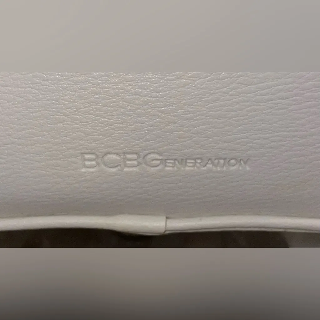 BCBGeneration NWT White Satchel/Crossbody Chunky Black Chain Chic Classic Y2K - Image 10