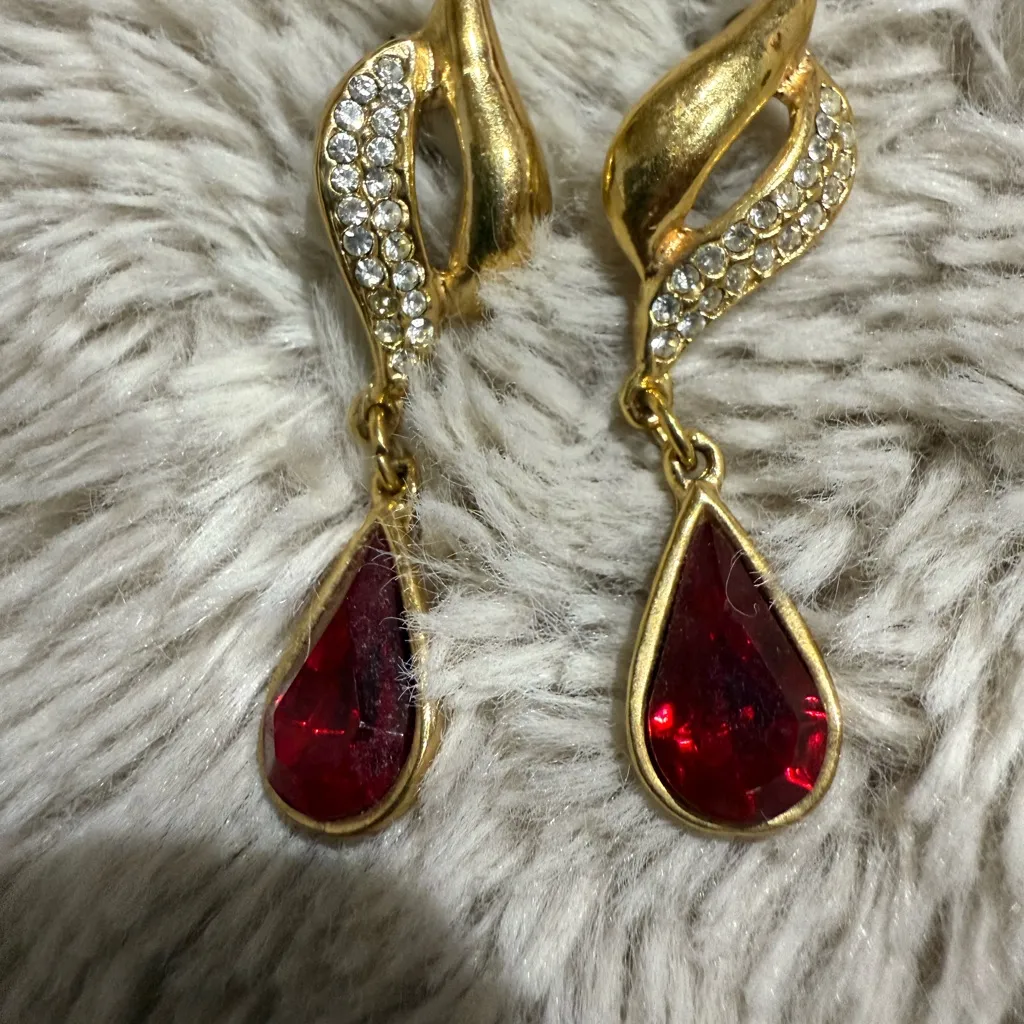 Vtg Roman Earrings Pierced Drop Clear Pave Rhinestones Gold Tone Dangle Red‎ - Image 2
