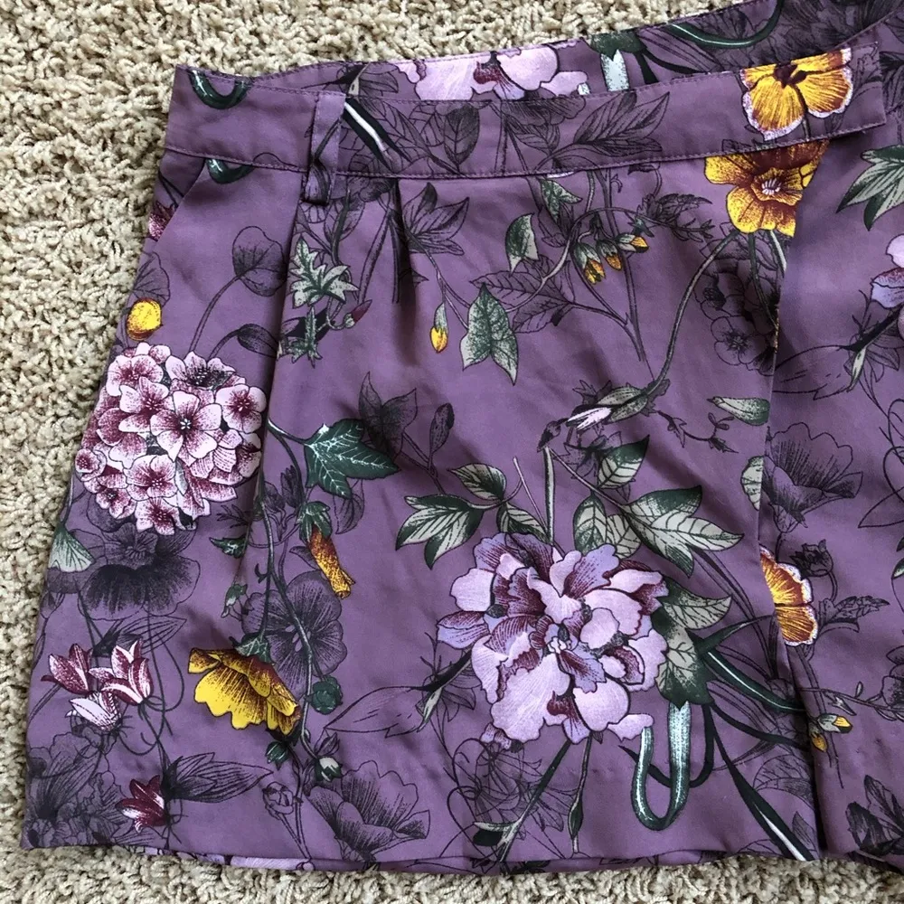 H&M floral silky shorts Sz 6 - Image 3