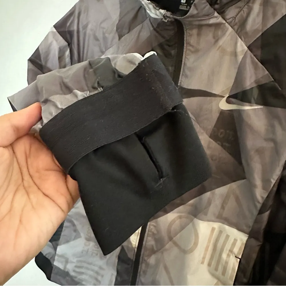 Nike Shield Flash Hooded Women’s Running Jacket Black Grey Size Small - Image 5