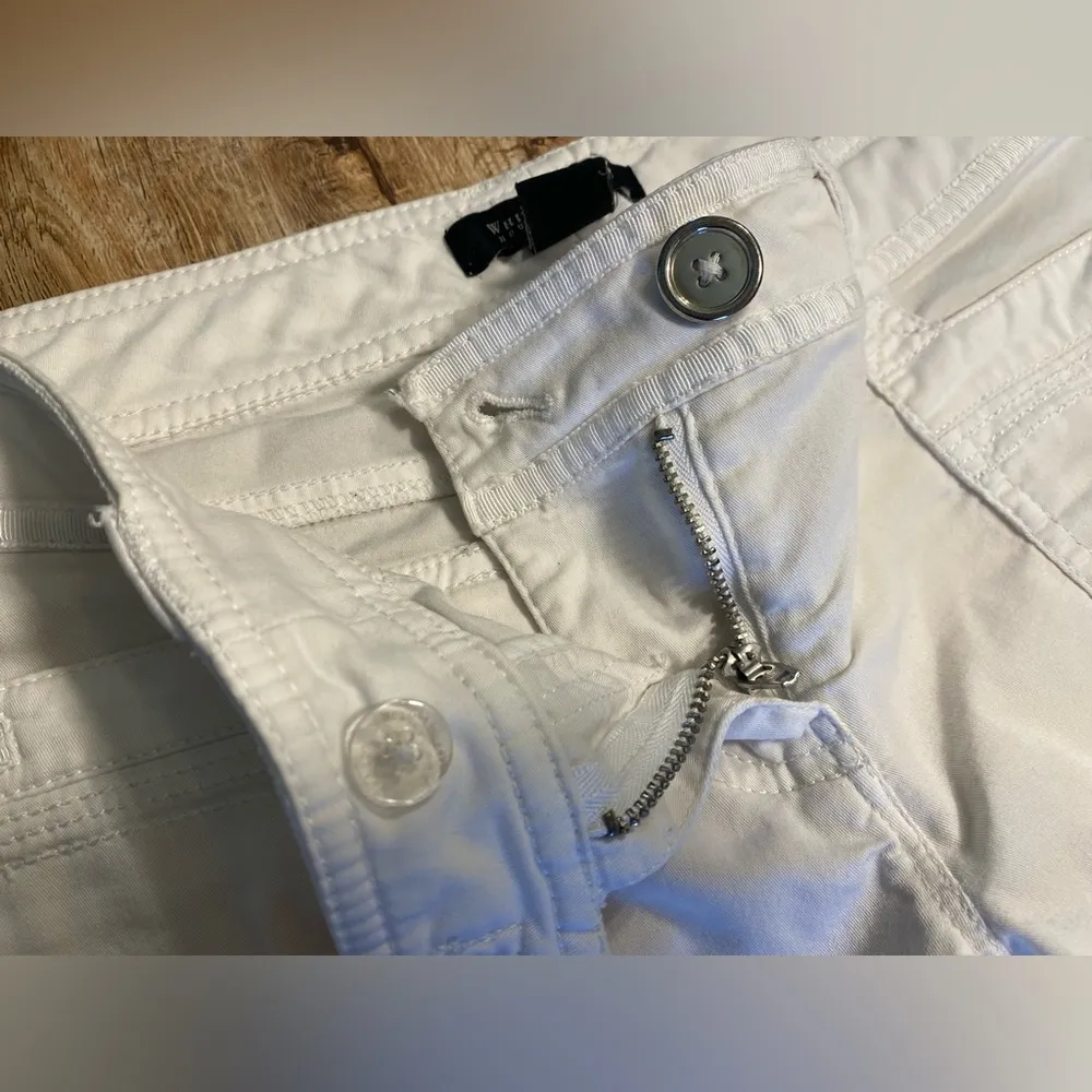 White House Black Market Size 2 Capris - Image 3