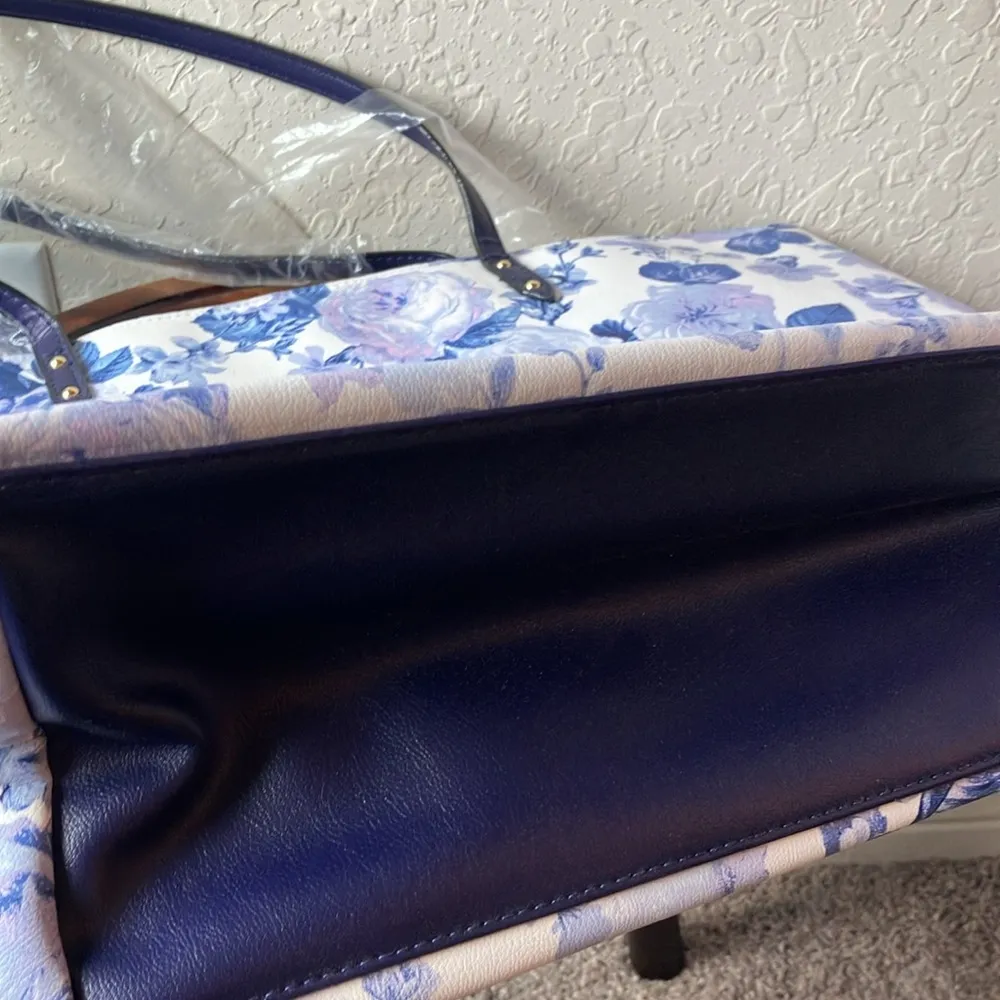 Victoria’s Secret: White with blue floral tote bag- summer/beach/vacation - Image 9