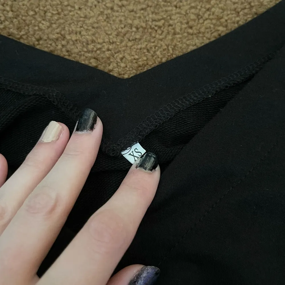 black cropped v-neck sweatshirt XS - Image 3