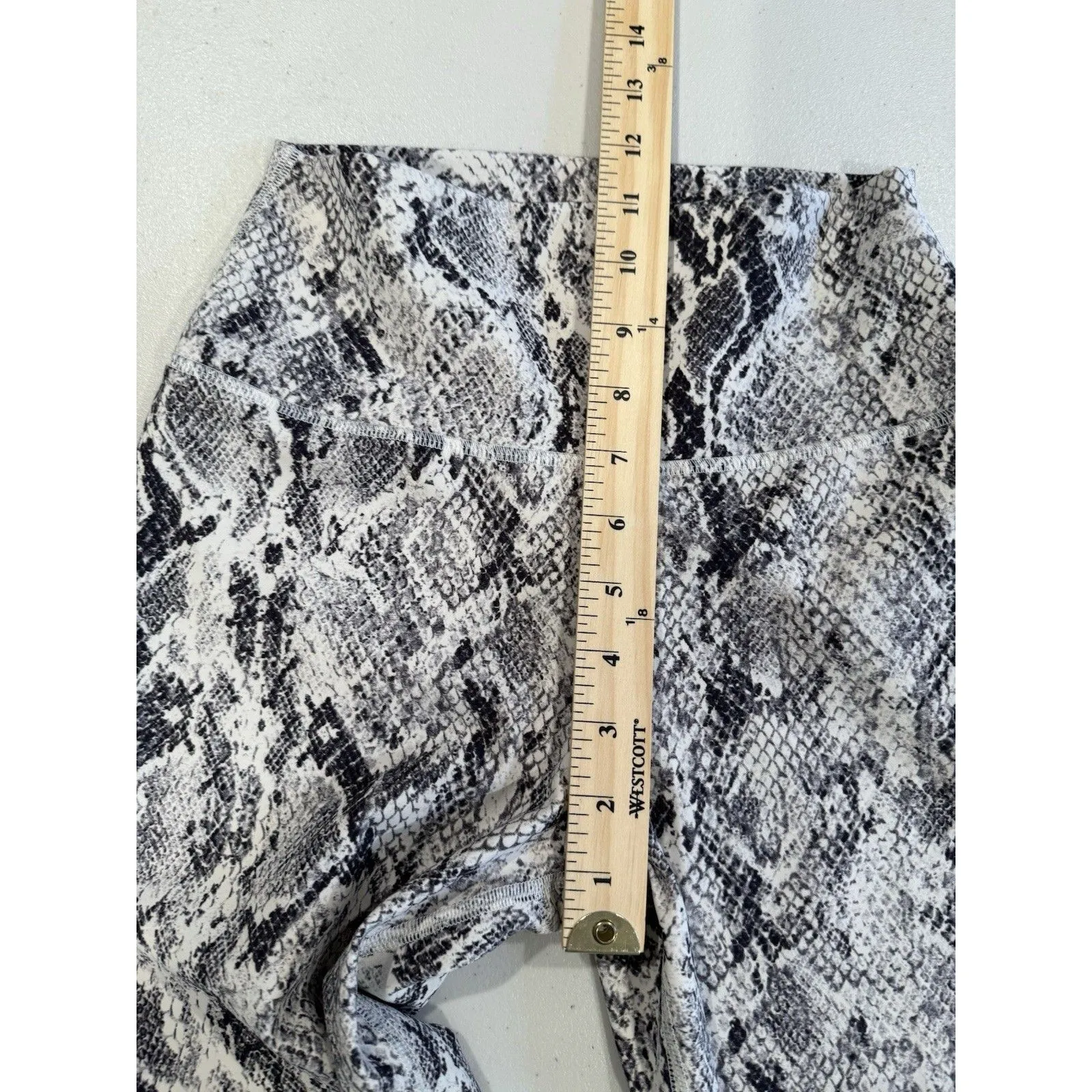 Alo Leggings Women Small High Rise Snakeskin Athleisure Athletic Yoga Gym Travel - Image 5