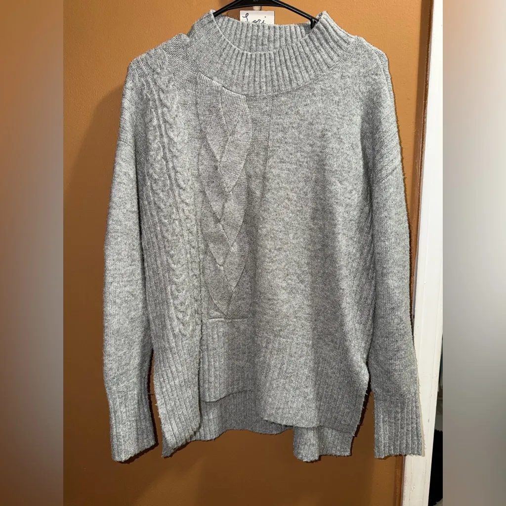 Vera Wang Crew Neck Gray Cable Knit Sweater Split Bottom Long sleeve Size Small - Image 5