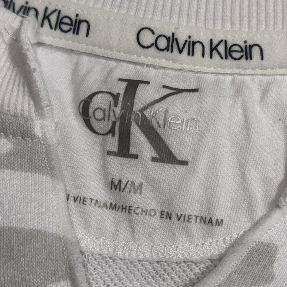 Calvin Klein pullover Gray Camo Sweatshirt size medium v-neck hi low casual wear - Image 6