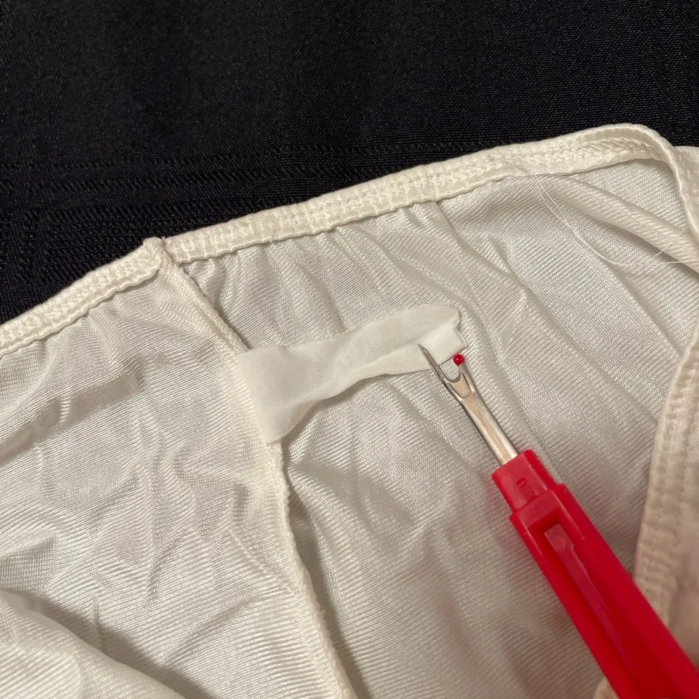 Vintage off white full length pull on pants liner with lace trim, size S/M. Size M - Image 3